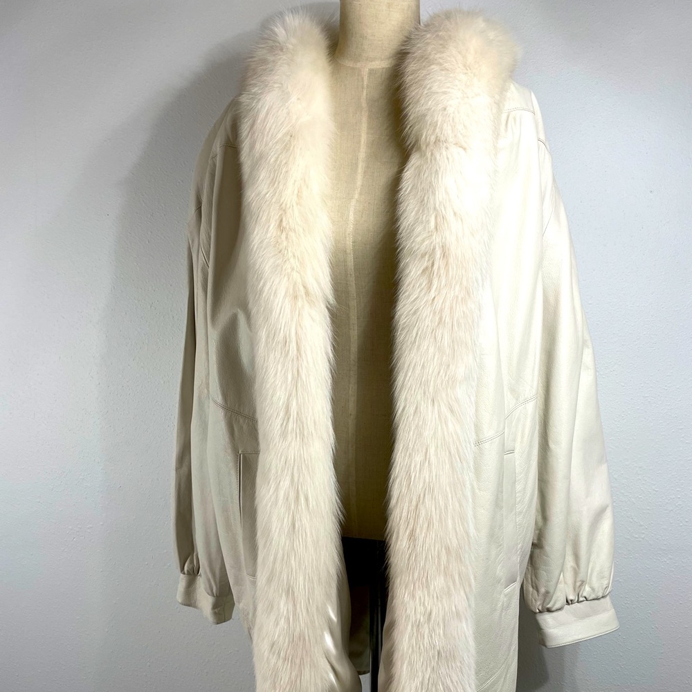 Vintage Off White leather jacket with fox fur